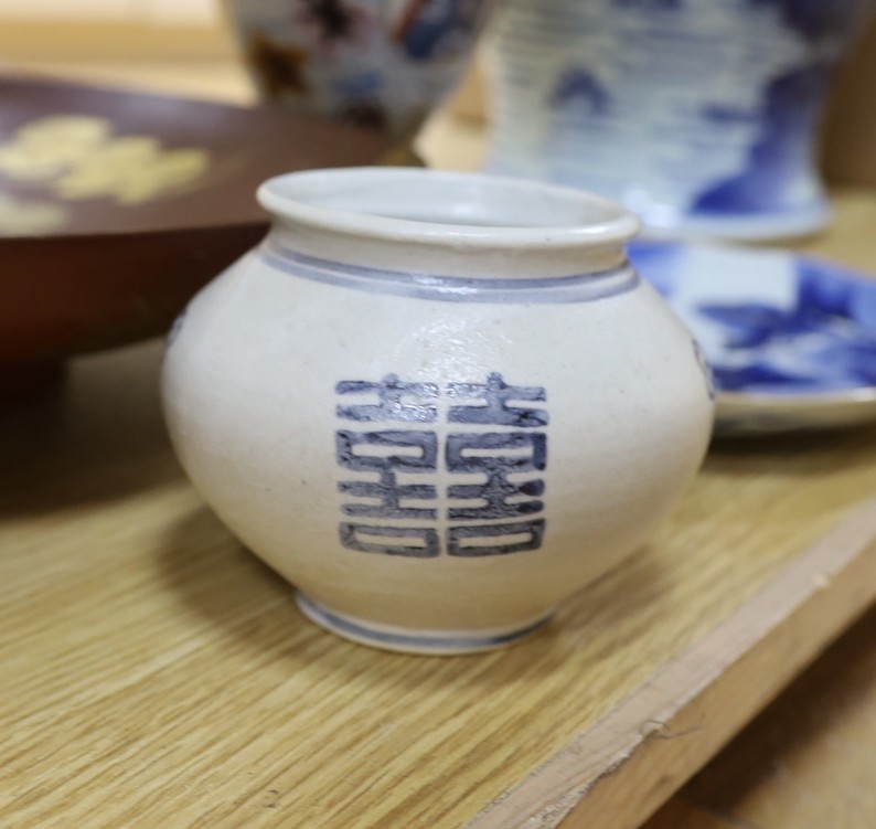 A large Chinese blue and white baluster jar and cover (a.f.) and four other Oriental items. Tallest 45cm